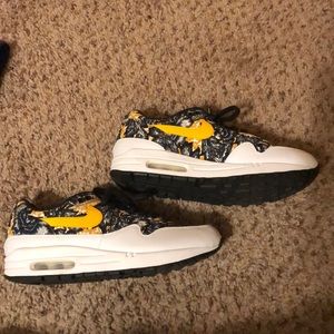 Nike sneaker size 9.5 never worn
